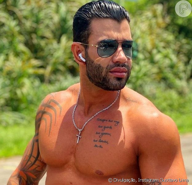 Corpo de Gusttavo Lima sem camisa cantor exibe músculos e detalhe rouba a cena Purepeople