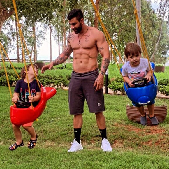 Gusttavo Lima está sempre com os filhos