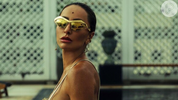 Sabrina Sato chama atenção por look em piscina de hotel no Rio de Janeiro