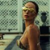 Look de Sabrina Sato: apresentadora usa top de R$ 580 em piscina de hotel de luxo