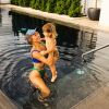 Sabrina Sato curte piscina com a filha, Zoe, de 2 anos