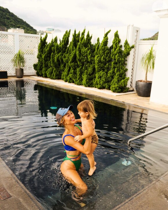 Sabrina Sato curte piscina com a filha, Zoe, de 2 anos