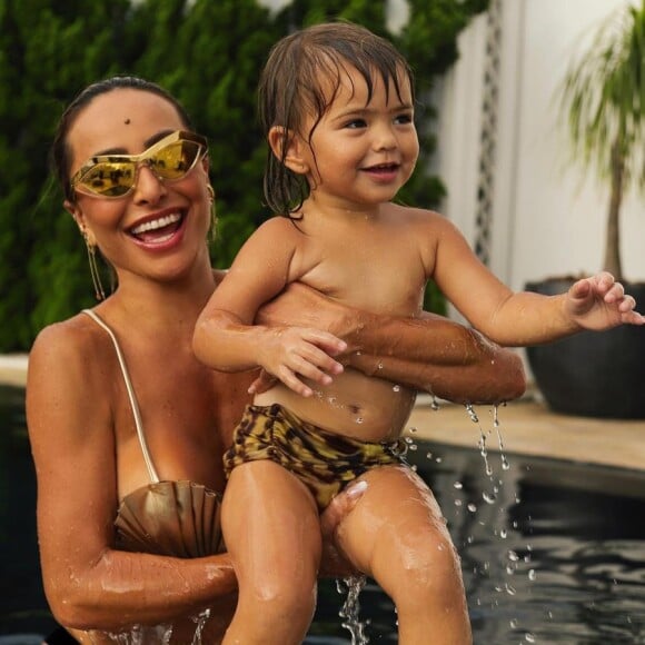 Sabrina Sato se diverte com a filha, Zoe, em piscina de hotel