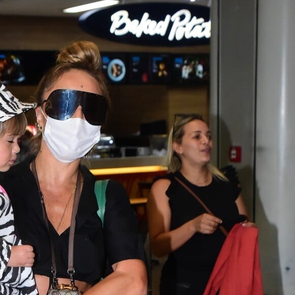 Sabrina Sato, Duda Nagle e Zoe desembarcam no aeroporto de Congonhas em São Paulo após temporada no Rio de Janeiro, nesta segunda-feira, 11 de janeiro de 2021