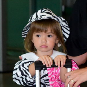 Zoe chama atenção com look estiloso: vestido de zebra bicolor