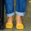 Sabrina Sato combina calça mom jeans com sandália amarela vazada de grife