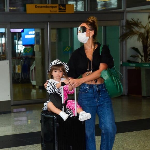 Sabrina Sato, Duda Nagle e Zoe desembarcam no aeroporto de Congonhas em São Paulo após temporada no Rio de Janeiro, nesta segunda-feira, 11 de janeiro de 2021