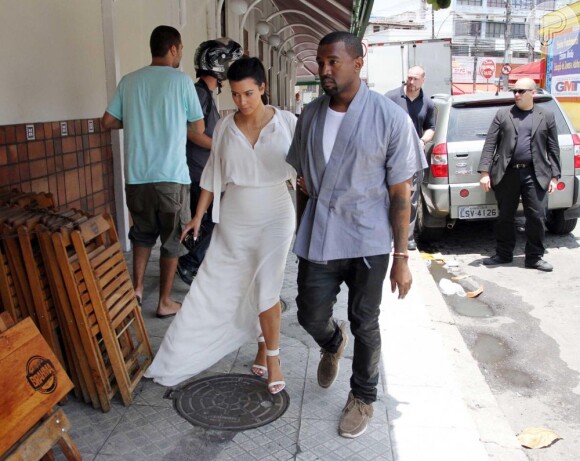 Kim Kardashian e Kanye West serão pais de uma menina. As informações são da revista 'Us Weekly' do último sábado, 23. A socialite desfilou o barrigão enquanto estava passeando pelo Rio