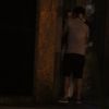 Marcelo Adnet foi flagrado aos beijos com uma loira em uma rua do Rio de Janeiro na última quinta-feira