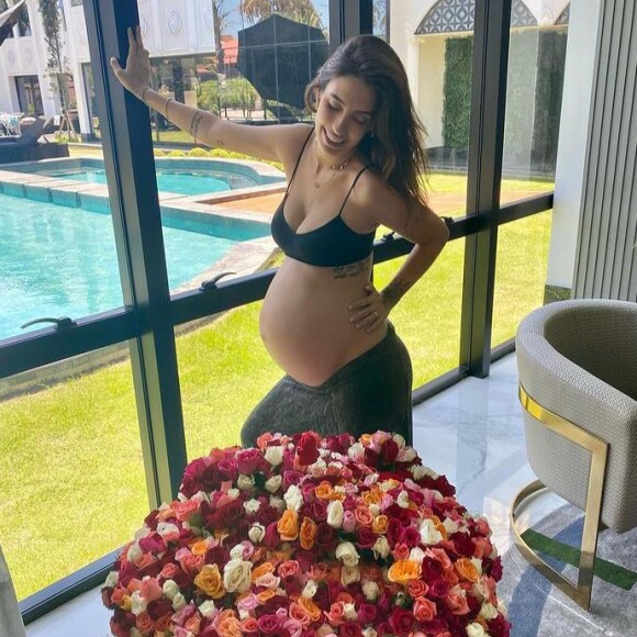 Saulo Poncio presentou Gabi Brandt com buquê de mil rosas avaliado em R$ 9 mil