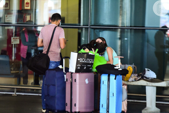 Whindersson Nunes e a namorada, Maria Lina, trocam carinhos em aeroporto