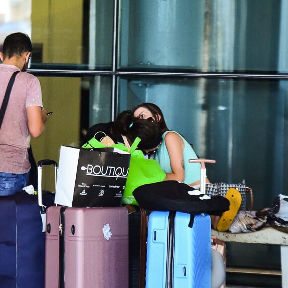 Whindersson Nunes e a namorada, Maria Lina, trocam carinhos em aeroporto