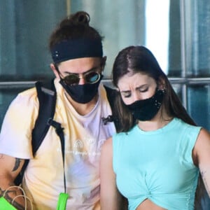 Whindersson Nunes e a namorada, Maria Lina, desembarcam no Aeroporto de Guarulhos, em São Paulo, em 16 de janeiro de 2021