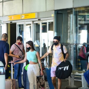 Whindersson Nunes e a namorada, Maria Lina, deixam aeroporto após retorno ao Brasil