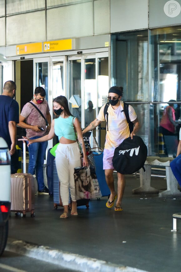 Whindersson Nunes e a namorada, Maria Lina, deixam aeroporto após retorno ao Brasil