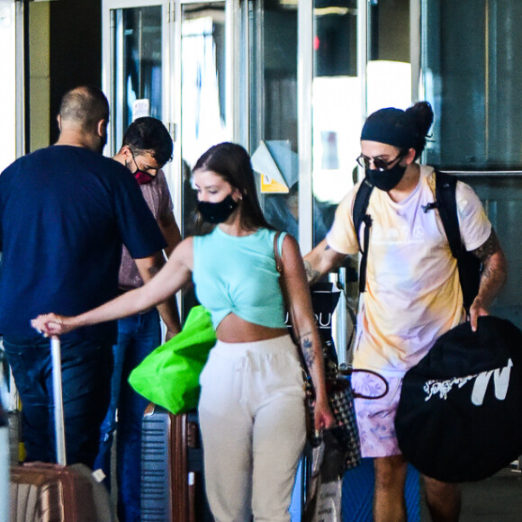 Whindersson Nunes e a namorada, Maria Lina, chegam ao Brasil após férias no México
