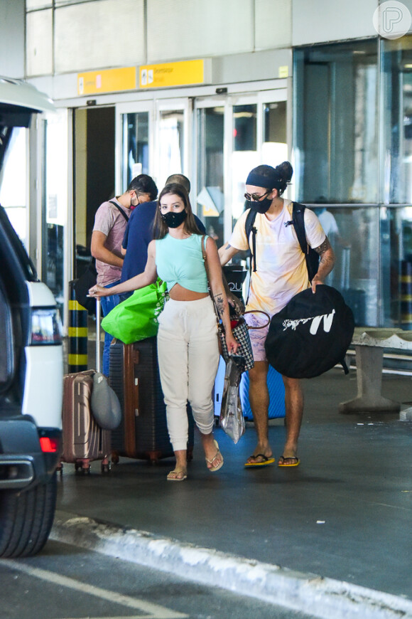 Whindersson Nunes e a namorada, Maria Lina, são fotografados em aeroporto