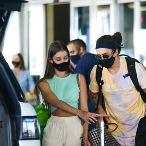 Whindersson Nunes e a namorada, Maria Lina, entram em carro para deixar aeroporto