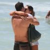 Juliana Paes ganha beijo do marido, Carlos Eduardo Baptista, em dia de praia no Rio