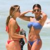 Juliana Paes escolheu modelo redondo de óculos de sol em dia de praia