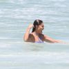 Juliana Paes dá mergulho no mar em praia da Barra da Tijuca