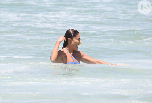 Juliana Paes dá mergulho no mar em praia da Barra da Tijuca