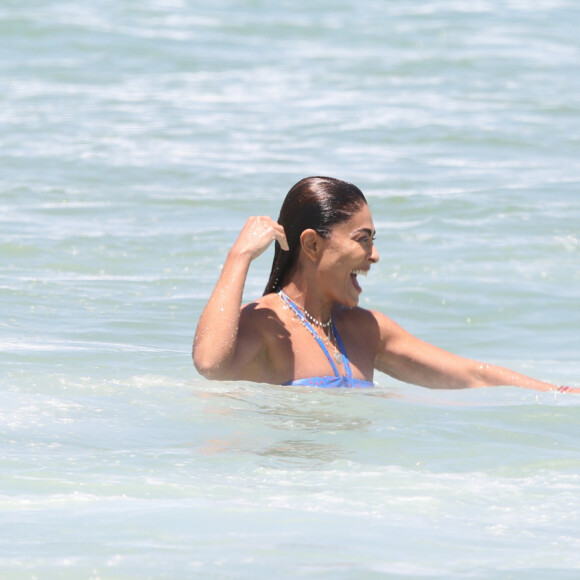 Juliana Paes dá mergulho no mar em praia da Barra da Tijuca