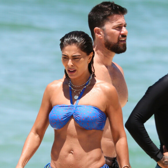 Juliana Paes usou biquíni frente única com amarração no pescoço