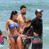 Juliana Paes e o marido, Carlos Eduardo Baptista, foram à praia da Barra da Tijuca