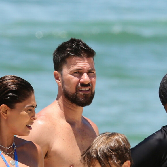 Juliana Paes e o marido, Carlos Eduardo Baptista, foram à praia da Barra da Tijuca