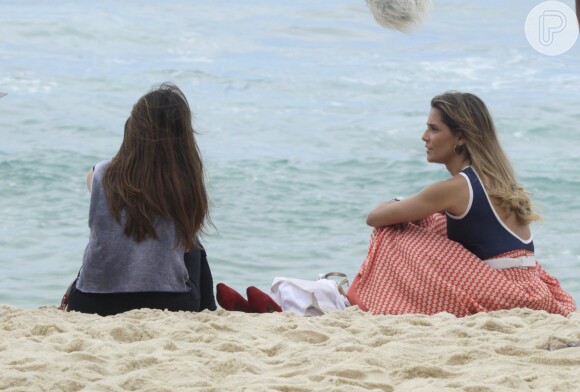 Deborah Secco e Alessandra Negrini gravam 'Boogie Oogie' em praia do Rio, nesta terça-feira, 11 de novembro de 2014