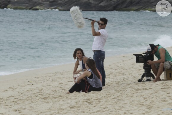 Deborah Secco e Alessandra Negrini gravam nas areias da praia da Macumba