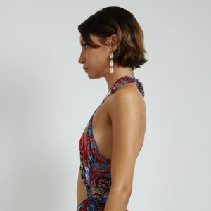 Nas laterais, o vestido da estilista Kim Shui possui cordas laterais fragmentadas que ajustam para o comprimento ideal