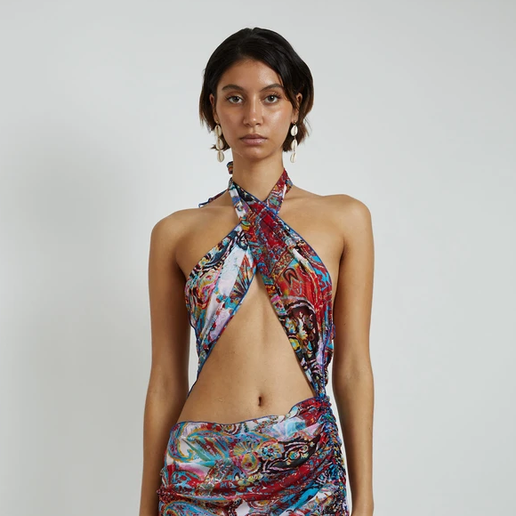 Vestido Kim Shui possui grande recorte abaixo do busto e deixa em evidência a barriga sequinha de Bruna Marquezine