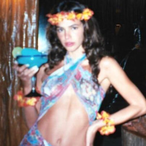 Bruna Marquezine apostou no vestido com amarração transpassada no pescoço e curtinho