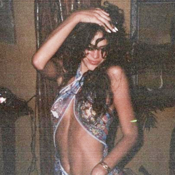 Bruna Marquezine faz foto usando vestido da estilista Kim Shui