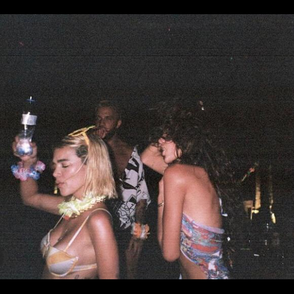 Bruna Marquezine usou look em luau de aniversário de 28 anos de Manu Gavassi