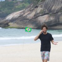 Chay Suede grava comercial na praia de São Conrado, no Rio