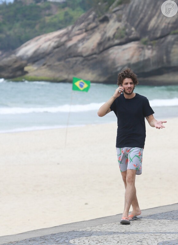 Chay Suede gravou comercial na praia de São Conrado, Zona Sul do Rio, nesta terça-feira, 11 de novembro de 2014