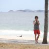 Chay Suede durante gravação de comercial na praia de São Conrado