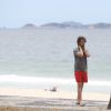 Chay Suede durante gravação de comercial na praia de São Conrado