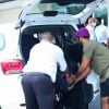 Caio Castro guarda malas de viagem em carro particular ao chegar em aeroporto