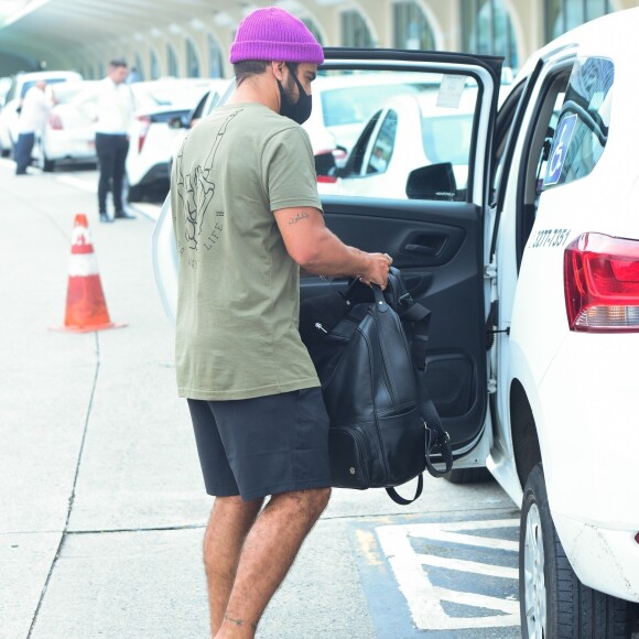 Caio Castro desembarca no aeroporto de Congonhas, em São Paulo, após férias em Noronha com Grazi Massafera
