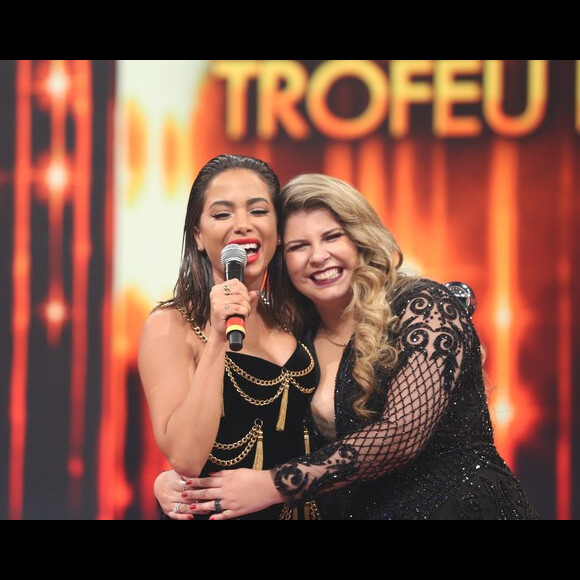 Marilia Mendonça usa meme de Anitta ao reclamar da saudade de cantar: 'Faz alguma coisa'