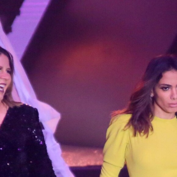 Marilia Mendonça e Anitta apresentaram 'Some que ele vem atrás' em premiação na TV em 2018