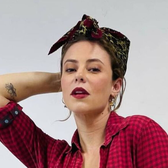 Paolla Oliveira aceita desafio e rebola até o chão com garrafa na cabeça