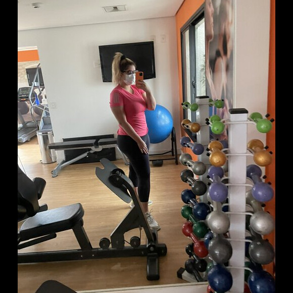 Bumbum de Marília Mendonça rouba a cena em look fitness