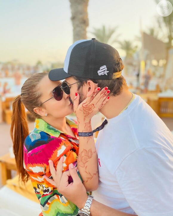 Maiara e Fernando trocaram beijos em Dubai