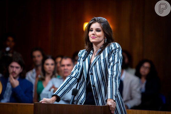 Camila Queiroz negou ter perdido contrato com a Globo por 'trair' a emissora com a Netflix