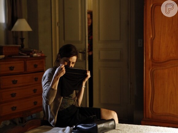 Atrás da porta, Cristina (Leandra Leal) vai ouvir as confissões da tia Cora (Drica Moraes)